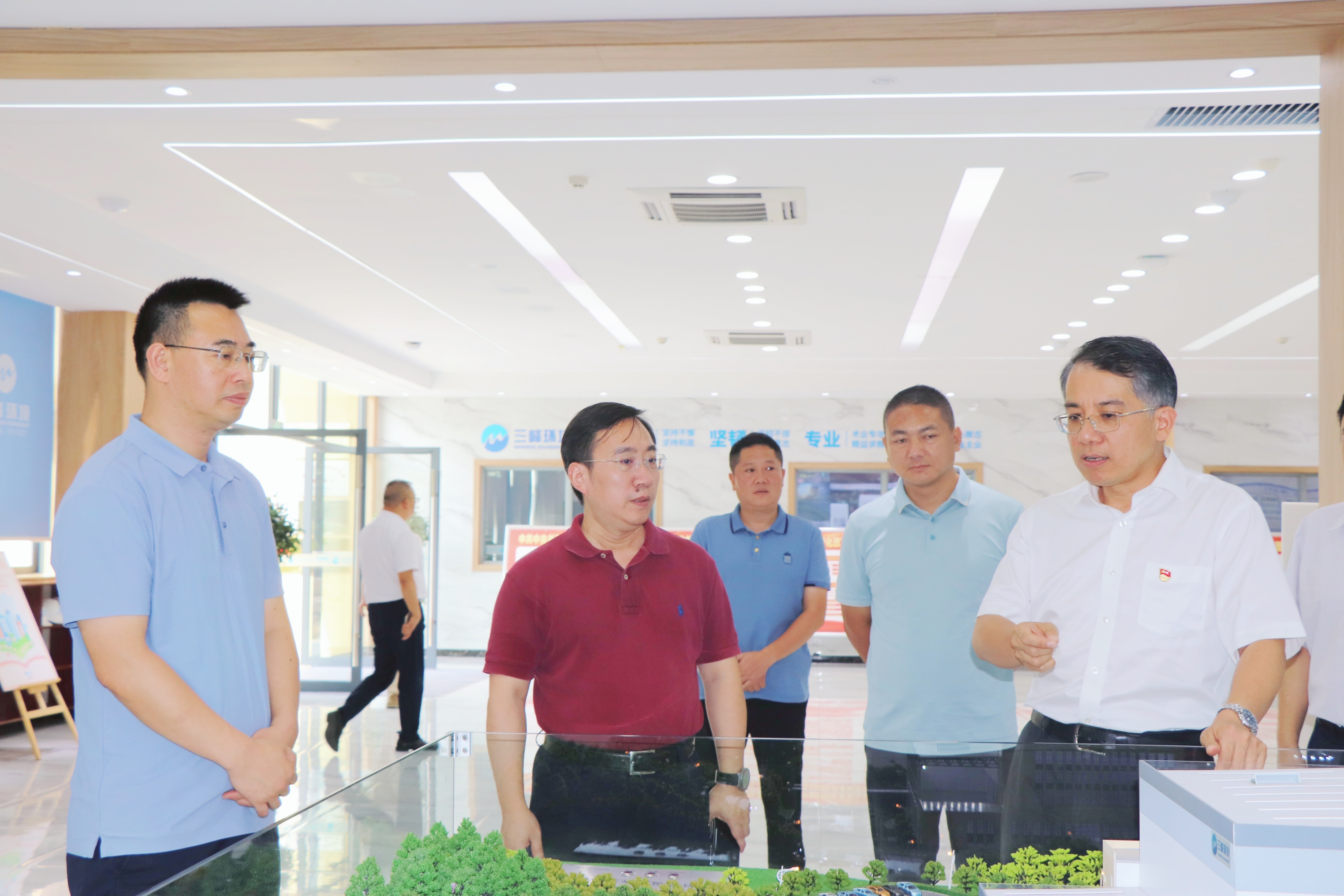 重慶市城市管理局黨組成員、副局長(zhǎng)李昌良到秀山三峰公司調(diào)研