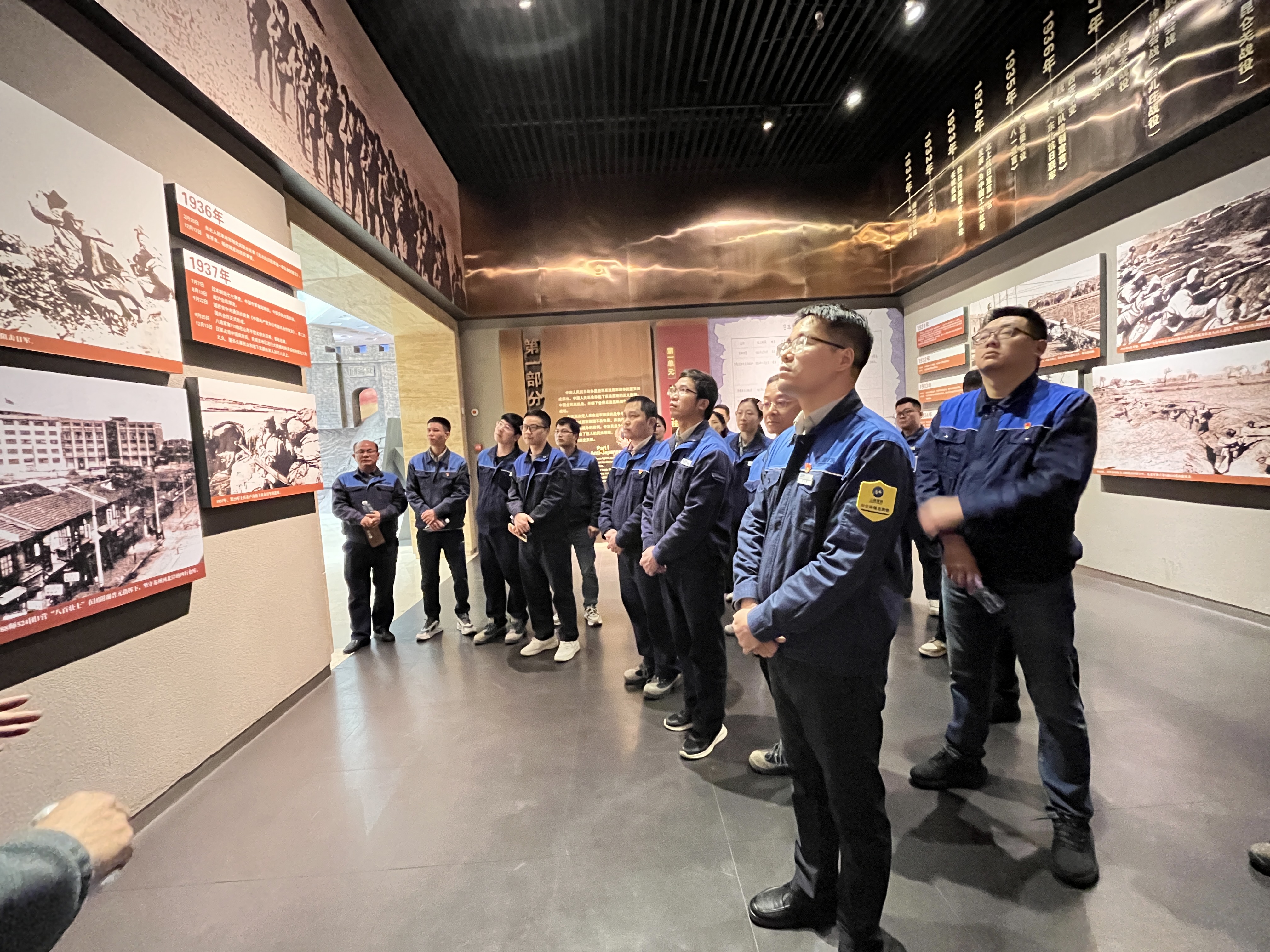 黨員正在參觀昆侖關(guān)戰(zhàn)役紀(jì)念館1.jpg